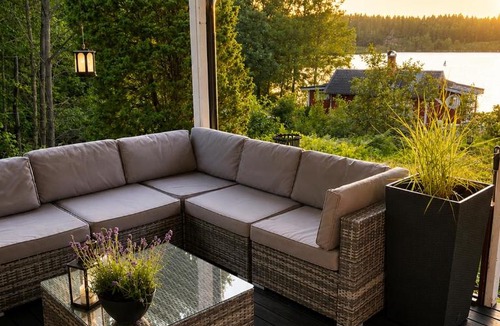 Svarvaremala House | Schwedenmagie Exklusives Schwedenhaus am See mit Boot und Gästehaus