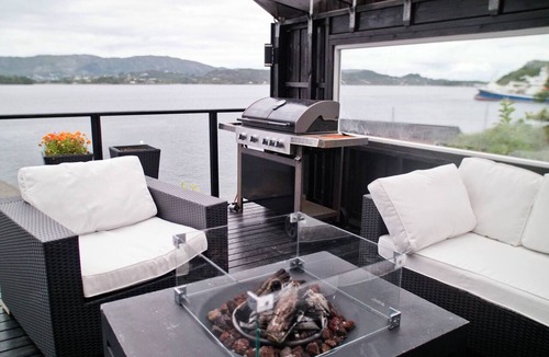 Ytrebygda Villa | Sea house with private dock near Bergen & Flesland