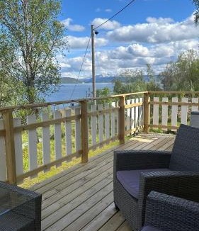 Dyry House | Sea View Cabin near Senja The Yellow House