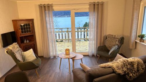Dyry House | Sea View Cabin near Senja The Yellow House