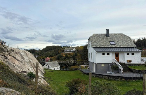Selbjorn House | Seafront house from 1952 with views in Veivåg