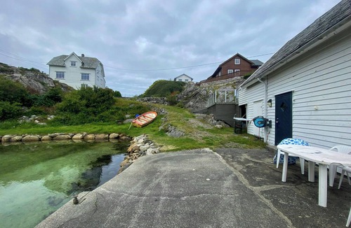 Selbjorn House | Seafront house from 1952 with views in Veivåg