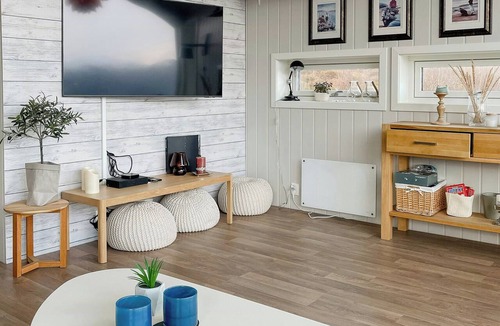 Ballangen House | Seafront retreat with panoramic mountain views