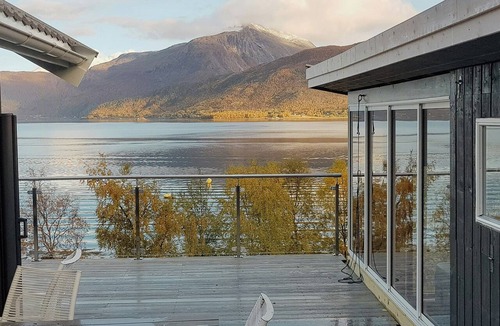 Ballangen House | Seafront retreat with panoramic mountain views