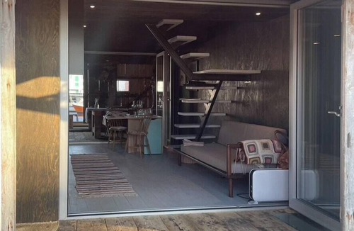 Veiholmen House | Seaside boathouse in Veiholmen