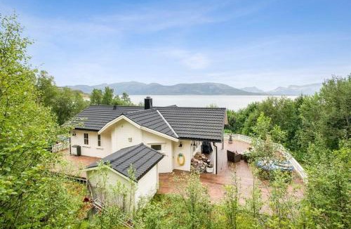 Tjeldsund House | Seaside Cabin Tjeldøya with Views Car and Rental Deal