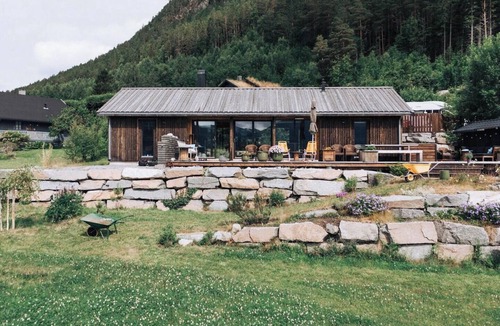 Torjulvagen House | Seaside cabin with panoramic views in Alvundfjord