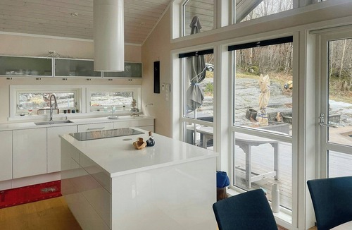 Eidsvag House | Seaside cabin with private pier in Eidsvåg