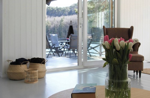 Sogne House | Seaside cabin with terrace and jetty in Søgne