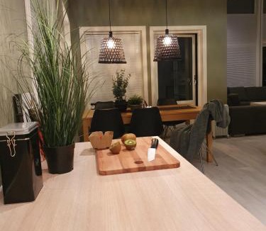 Steinsland House | Seaside cottage with hot tub and sauna sleeps 11