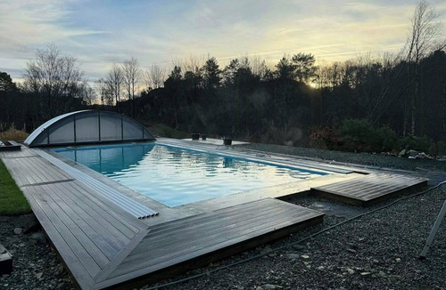 Fitjar House | Seaside holiday home with pool and annex
