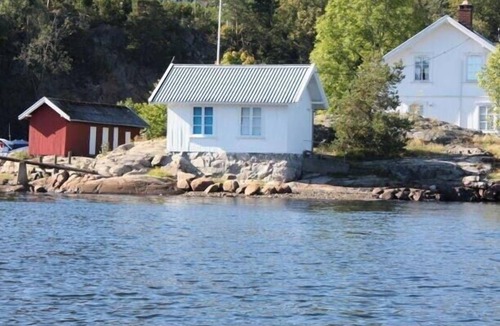 Hurum House | Secluded cabin with beach, dock and garden