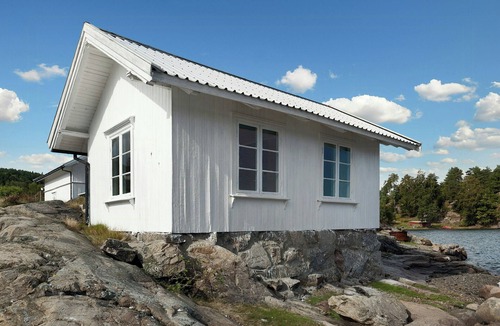 Hurum House | Secluded cabin with beach, dock and garden