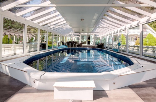 Valberg Villa | Secluded house in Lofoten-Private swimming pool!