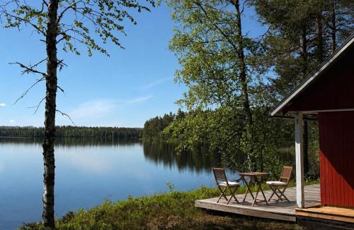 Asele Municipality House | Secluded lake house with a private jetty and a boat