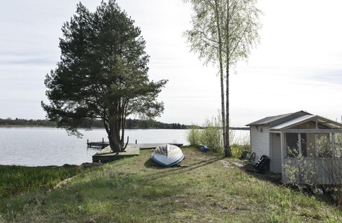 Kvicksund Villa | Sekelskiftesvilla med sjötomt, brygga & roddbåt