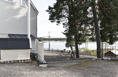 Kvicksund Villa | Sekelskiftesvilla med sjötomt, brygga & roddbåt