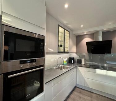 Floro Apartment | Selveier leilighet, Parkering med El-bil ladder