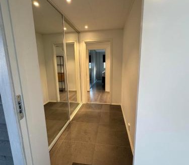 Floro Apartment | Selveier leilighet, Parkering med El-bil ladder