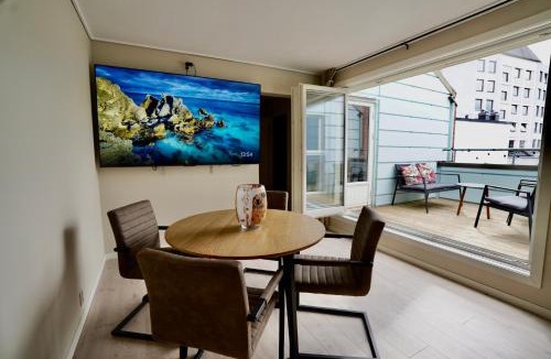 Porsgrunn Apartment | Sentral og stille leilighet midt i Porsgrunn sentrum, i rolig bygård med heis, egen veranda & 85" Smart TV