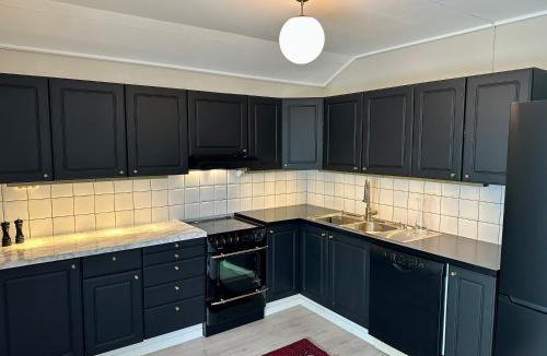 Porsgrunn Apartment | Sentral og stille leilighet midt i Porsgrunn sentrum, i rolig bygård med heis, egen veranda & 85" Smart TV