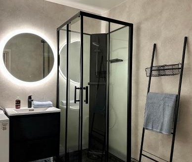 Porsgrunn Apartment | Sentral og stille leilighet midt i Porsgrunn sentrum, i rolig bygård med heis, egen veranda & 85" Smart TV