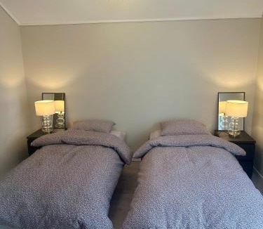 Porsgrunn Apartment | Sentral og stille leilighet midt i Porsgrunn sentrum, i rolig bygård med heis, egen veranda & 85" Smart TV
