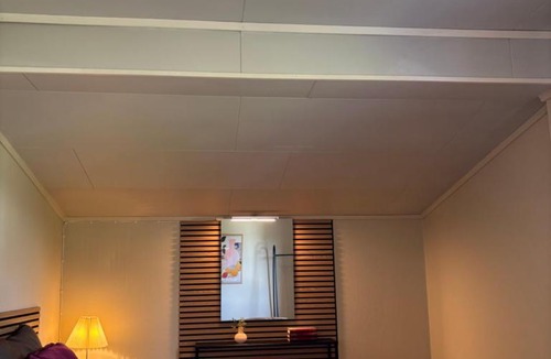 Raufoss Apartment | Sentralt i Raufoss-3 soverom, opptil 5 gjester, parkering og stor hage