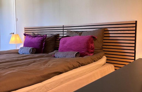 Raufoss Apartment | Sentralt i Raufoss-3 soverom, opptil 5 gjester, parkering og stor hage
