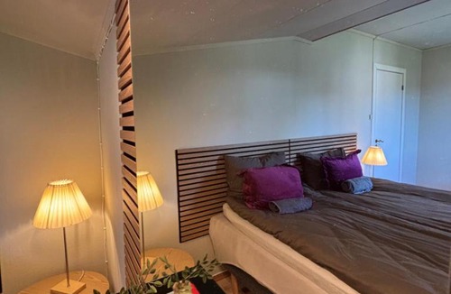Raufoss Apartment | Sentralt i Raufoss-3 soverom, opptil 5 gjester, parkering og stor hage