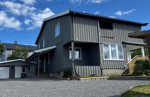 Raufoss Apartment | Sentralt i Raufoss-3 soverom, opptil 5 gjester, parkering og stor hage