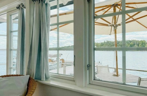 Ytterbystrand House | Serene Waterfront Oasis: Your Resarö Sanctuary