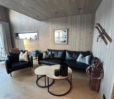 Fidjeland House | Sirdal Ålsheia Moderne Hytte i Naturskjønne Omgivelser