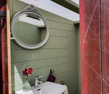 Stora Stava House | Sjönära ENKEL övernattningsstuga på berg med terrass, toilet in other house, outsideshower