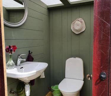 Stora Stava House | Sjönära ENKEL övernattningsstuga på berg med terrass, toilet in other house, outsideshower
