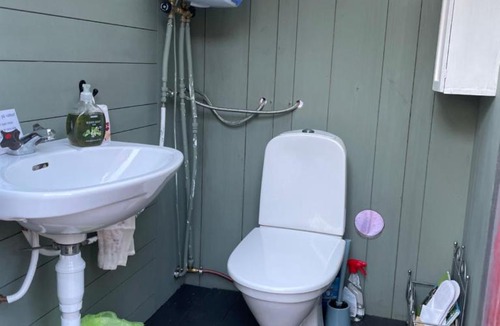 Stora Stava House | Sjönära ENKEL liten ministuga på berg med terrass, Toilet in other house, outsideshower