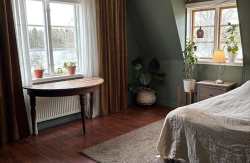 Vingaker Villa | Sjötomt med bastuflotte & badtunna - lantlig idyll