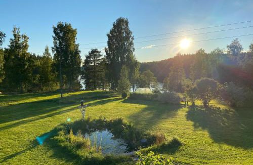 Skinnskatteberg Municipality House | Sjöutsikt, Röd trästuga med traditionellt yttre Skandinavisk, modernt inre och alla bekvämligheter, Sol hela dagen på stora altanen, Tryggt, Vinterbonat, Fiske, Båt