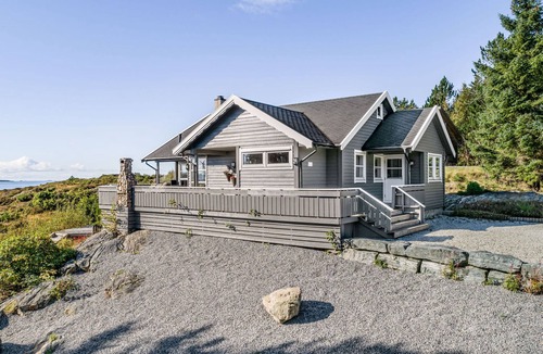 Lammetu House | Sjøbuvågen by Interhome