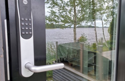 Sandviken Cottage | Sjöhuset - boats, beach, sauna, jetty and barbecue!