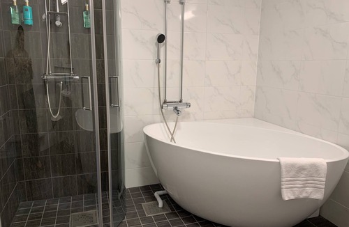 Norra Skara Hotel | Skara Konsthotell