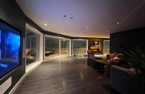 Honefoss Apartment | Skyline Penthouse with Private Terrace and Free Parking