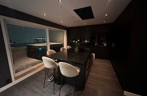 Honefoss Apartment | Skyline Penthouse with Private Terrace and Free Parking