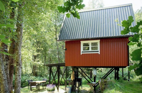 Lilla Edet House | Small cabin with outdoor kitchen by forest stream