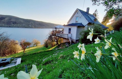 Osteroy House | Sofia's house with fjord view - 30 min from Bergen