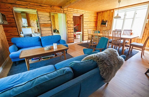 Flakstad Ski Chalet | Solbakken house by the fjord Lofoten