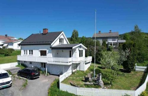 Lillehammer House | Solrikt og sentralt. Ta med både to og firbeinte