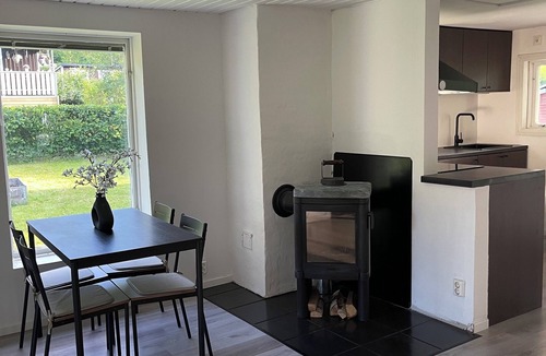 Sodertalje Cabin | Sommarstigen 1 - Modern & Sjönära Stuga med Privat Bastu