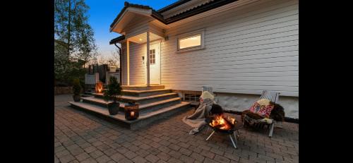 Stre House | Sommerferie nær sjøen, jacuzzi, bålpanne og grill,