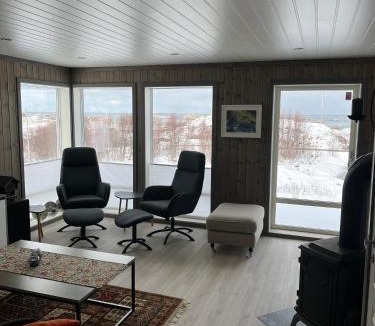 Oksnes House | Sommerfjøs Ranchen